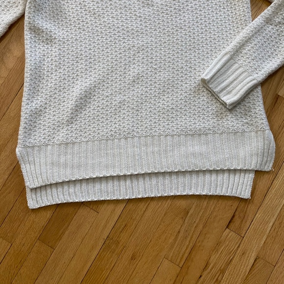 SO Ranglan White Textured V-Neck Lightweight Soft Sparkling Knit Sweater Size M - Picture 9 of 10